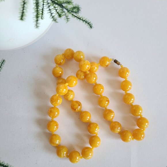 Vintage yellow round plastic Czech(?) beads necklace. Retro jewelry. - Picture 9 of 9